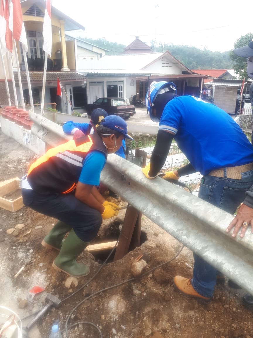PEMASANGAN GUARDRAIL